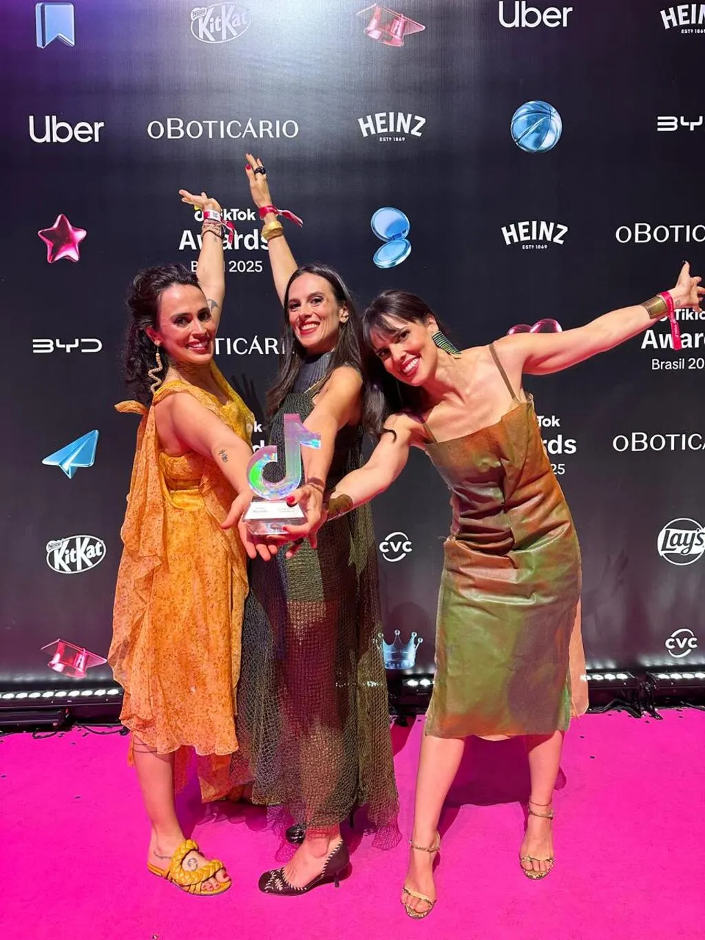 Trio de irmãs levam moda regenerativa e sustentabilidade ao TikTok Awards 2025.