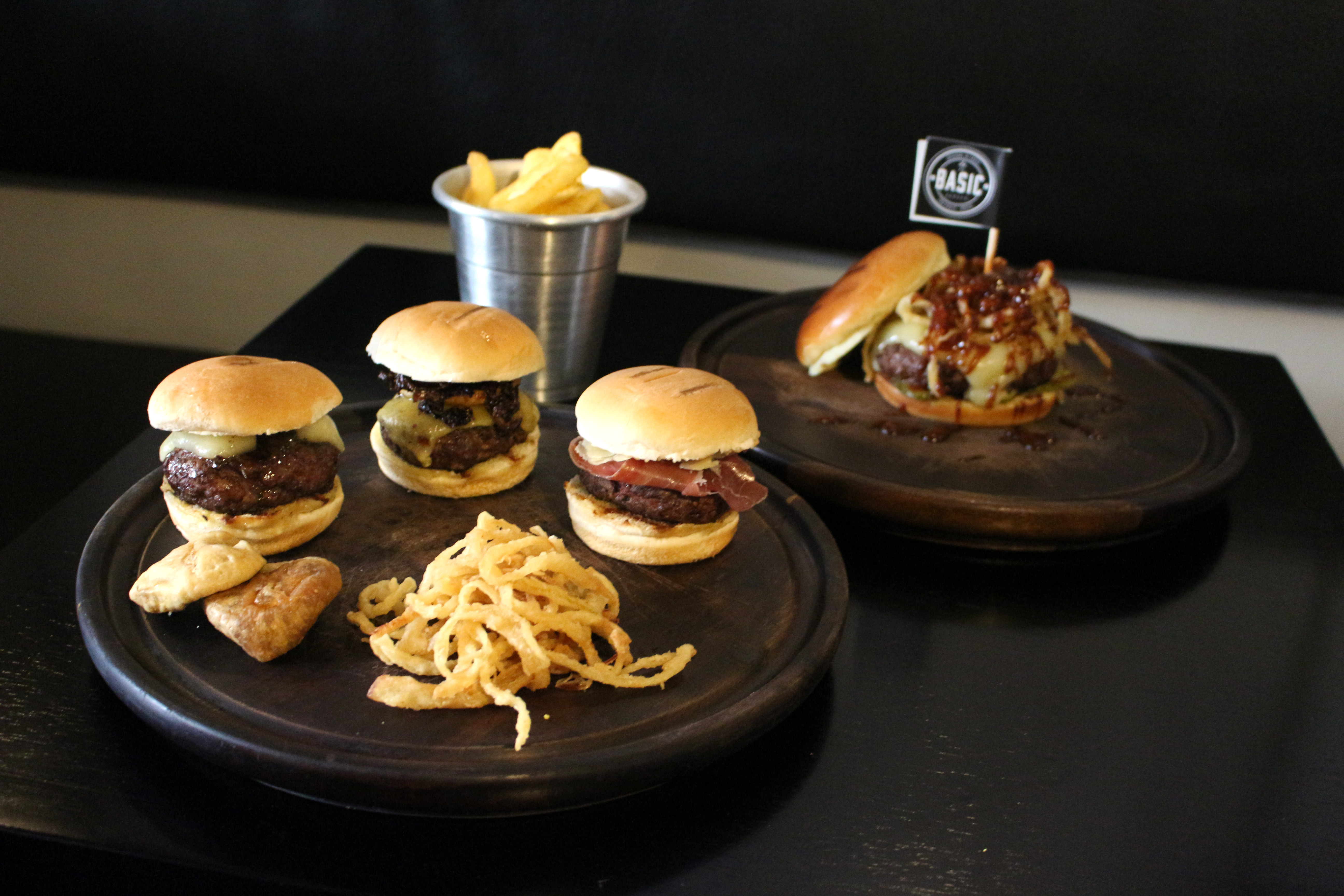 VOCÊ JÁ EXPERIMENTOU UM DELICIOSO HAMBÚRGUER COM ALHO NEGRO?