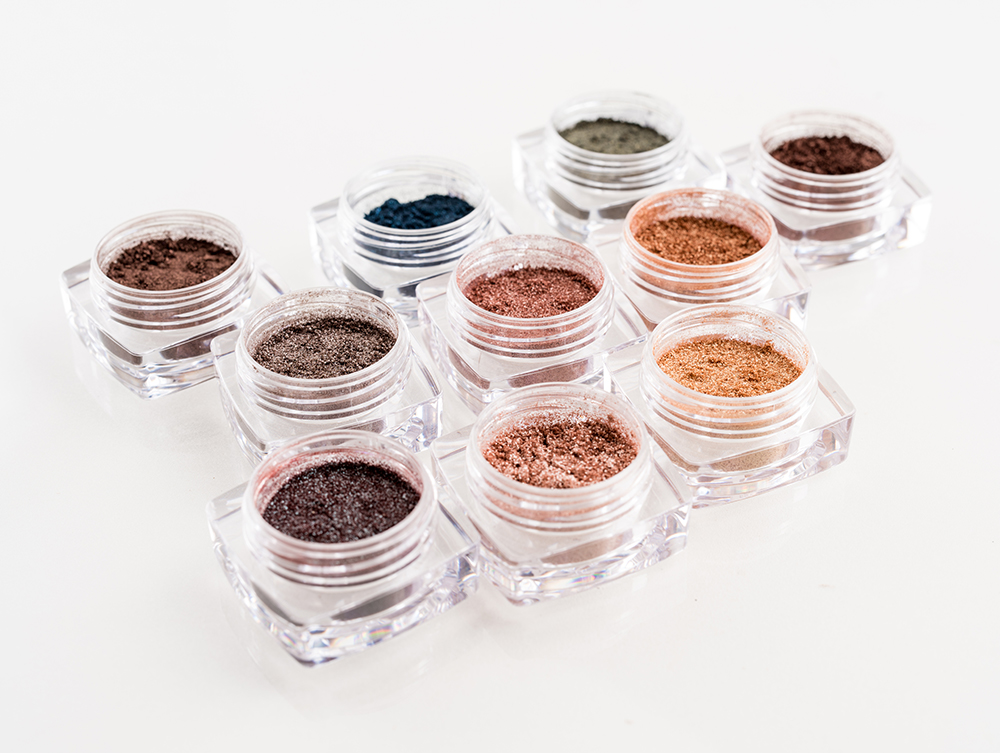 Contém1g lança Coleção Metallics e Pó Segunda Pele Translúcido