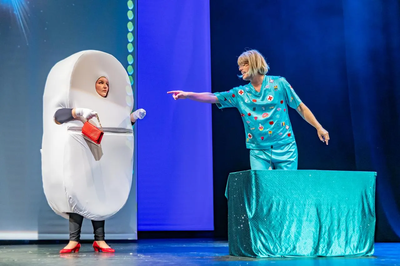 “Eu Também Sou Médico” está em cartaz no Teatro UOL com o médico e influenciador Bruno Baroni 